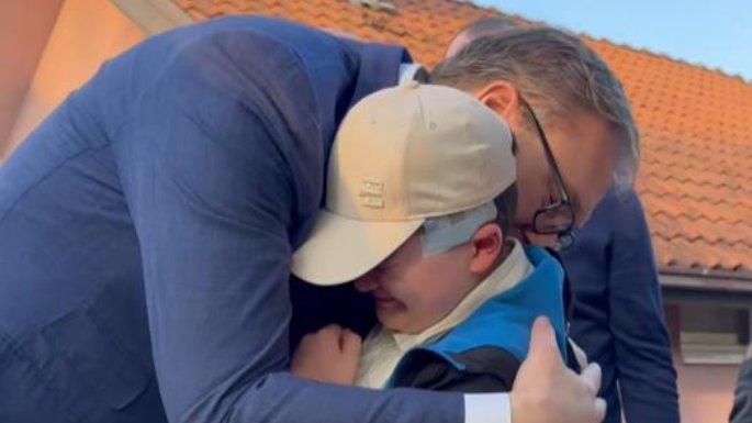 Narod šokiran i besan zbog ismevanja bolesnog dečaka od strane blokadera