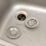 Ni sirće ni soda bikarbona: Jednostavan trik otpušava sudoperu u trenutku