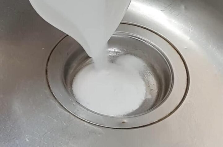 Nije sirće ni soda bikarbona: Samo jedna jeftina stvar iz frižidera otpušava sudoperu kao rukom