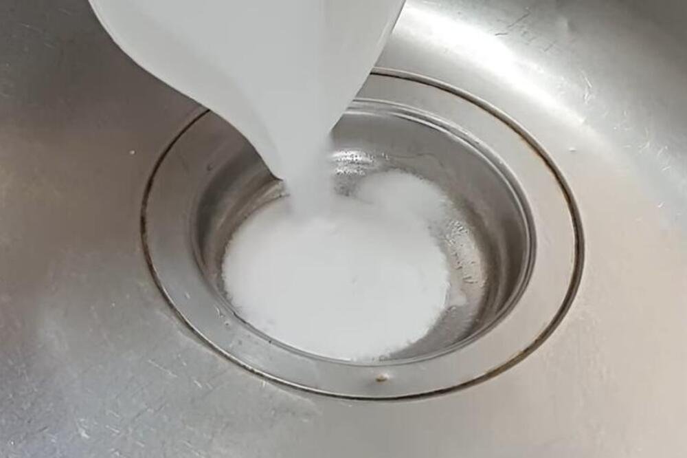 Nije sirće ni soda bikarbona: Samo jedna jeftina stvar iz frižidera otpušava sudoperu kao rukom