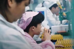 ODUZMITE DECI OVO IZ RUKU ODMAH! PUŠE VEJP? IGRAJU SE SMRTI! Stručnjaci tvrde: Opasnost veća nego što mislite!