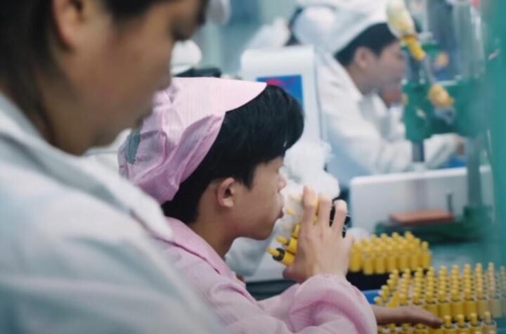 ODUZMITE DECI OVO IZ RUKU ODMAH! PUŠE VEJP? IGRAJU SE SMRTI! Stručnjaci tvrde: Opasnost veća nego što mislite!