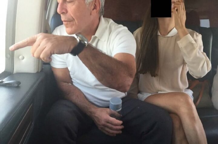 ONO ŠTO JE GUGLALA BACA GLAVNU SUMNJU! Pojavili se ŠOK DETALJI iz noći kada su Epstajna pronašli mrtvog u ćeliji!