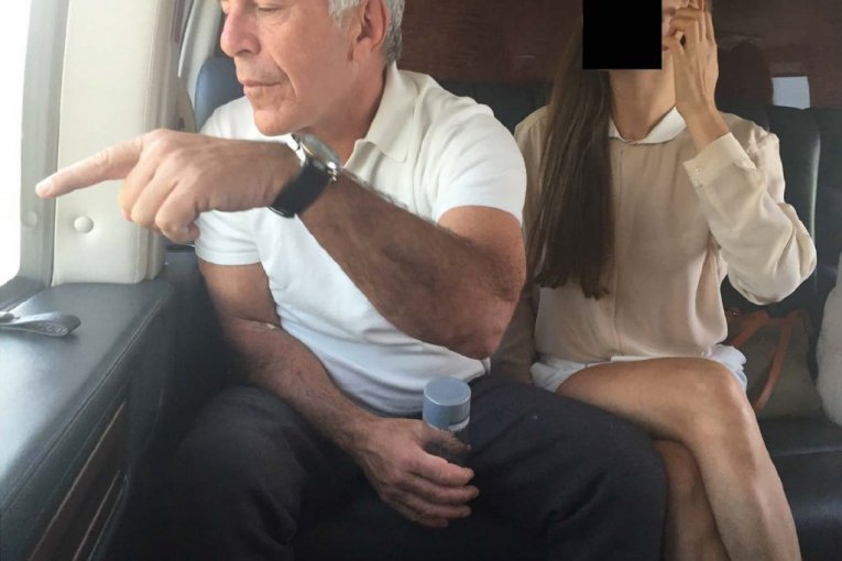 ONO ŠTO JE GUGLALA BACA GLAVNU SUMNJU! Pojavili se ŠOK DETALJI iz noći kada su Epstajna pronašli mrtvog u ćeliji!