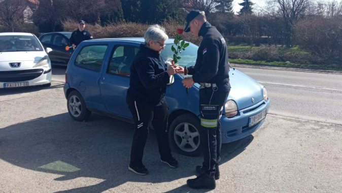 OSMEH I RUŽA: Policajci širom Srbije ovako iznenadili dame na drumu (FOTO)