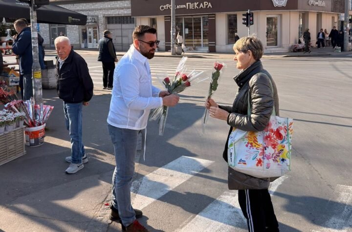 Odbori SNS širom Beograda sa damama obeležili 8. mart, uručeno cveće: One su stub ovog društva