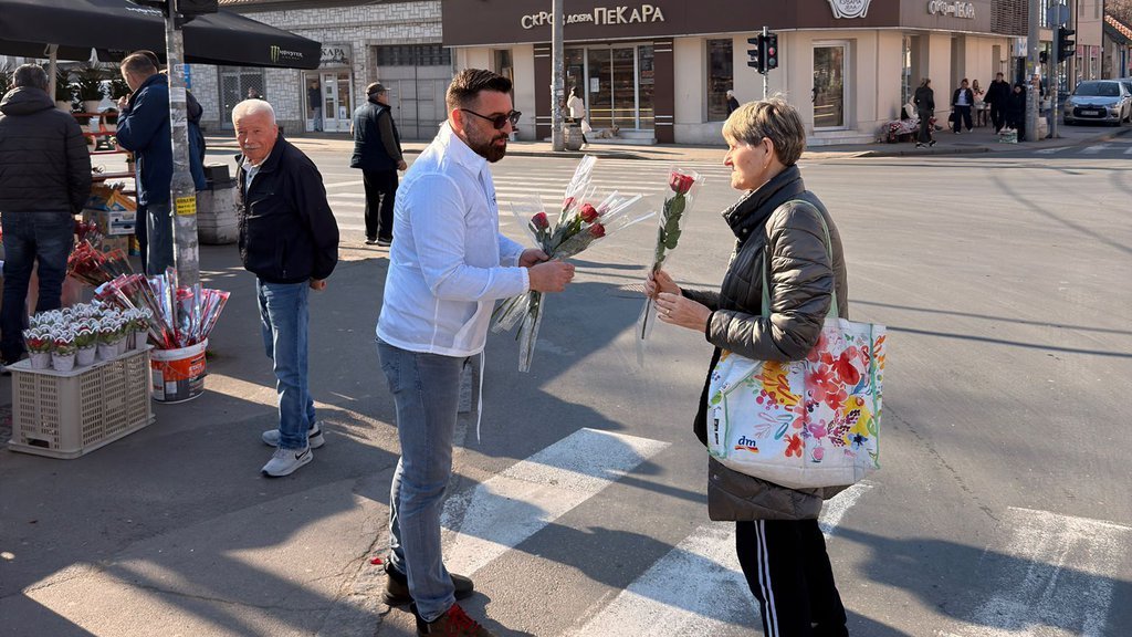 Odbori SNS širom Beograda sa damama obeležili 8. mart, uručeno cveće: One su stub ovog društva
