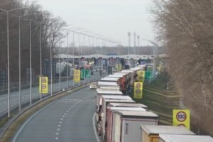 PAKAO NA IZLAZU IZ SRBIJE! Kamioni na granicama čekaju i do pet sati, kolone kilometarske