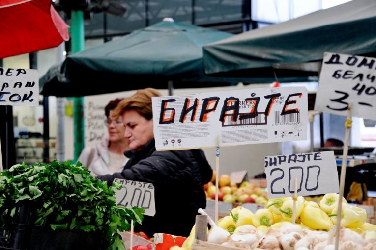 PIJACA ILI MARKET: GDE SE VIŠE ISPLATI? Cene hrane u Srbiji divljaju, razlike su NESTVARNE! Pasulj ide do 650, a orasi skoro 1.800 dinara! Evo gde je najjeftinije!