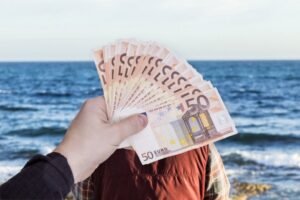 PLATA I DO 3.000 EVRA, A SMEŠTAJ BESPLATAN! Jadranska obala vapi za radnicima iz Srbije: Pogledajte spisak zarada, ova zanimanja su najplaćenija!