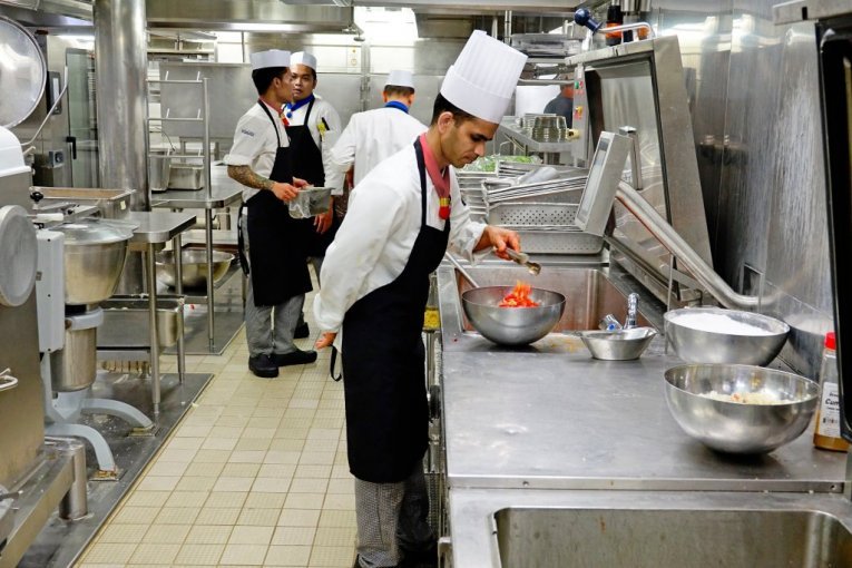 POJEO SAM SKAKAVCE I TRI DANA NISAM MOGAO SEBI DA DOĐEM! Zoran iz Kikinde deset godina kuvao na luksuznim kruzerima: Evo šta je sve preživeo na brodu!