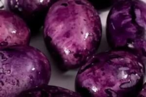 PORED CRVENE, USKRŠNJA JAJA OVE GODINE OFARBAJTE I U LJUBIČASTU BOJU! Kad čujete razlog, nećete se dvoumiti