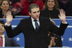 "POŠALJITE BARONA TRAMPA U IRAN": Pokrenut neverovatan sajt, očekuje se da predsednikov sin obuče uniformu i lati se PUŠKE