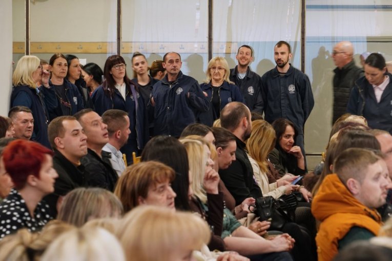 "PREGAZILI BI NAS VELIKOM BRZINOM DA NISMO JAKI!" Vučić objasnio koliko je bitno da imamo snažnu namensku industriju!