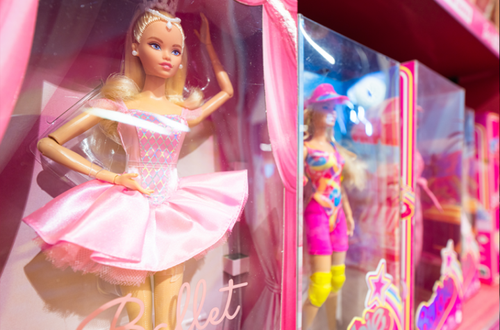 RODITELJI OTVORILI LUTKU KOJU SU KUPILI ZA ĆERKU PA DOŽIVELI NAJVEĆI KOŠMAR: Iz Barbike izleteo beli prah, kad su saznali ŠTA JE UNUTRA, PRESTRAVILI SE!