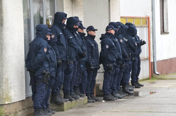 SAMI SEBE RASKRINKAVAJU: Blokaderi otkrivaju da im je terorizam jedina politika (FOTO)