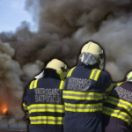 SAZNAJEMO! DIREKTORU NISANA ZAPALILI VRATA OD STANA! Kamera snimila napadače u crnoj garderobi sa rukavicama!