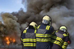 SAZNAJEMO! DIREKTORU NISANA ZAPALILI VRATA OD STANA! Kamera snimila napadače u crnoj garderobi sa rukavicama!