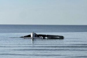SRUŠIO SE AVION U REKU: Pilot i jedan putnik izveli ČUDO