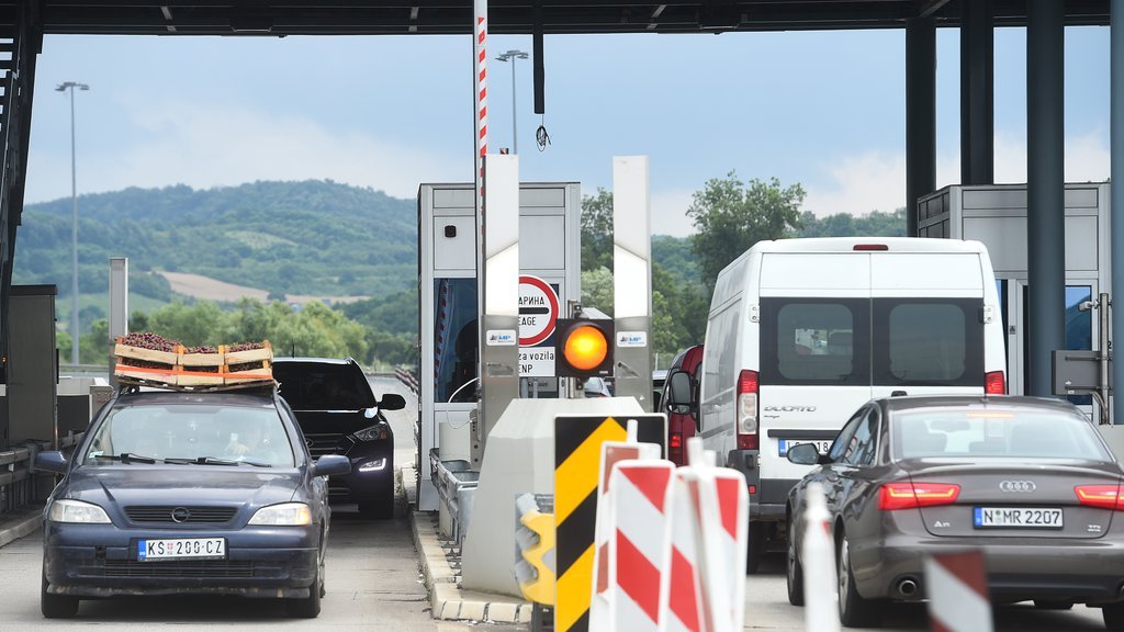 STANJE NA GRANIČNIM PRELAZIMA U SRBIJI TOKOM VEČERI: Kamioni ovde čekaju dva sata, na ostalim prelazima bez gužve