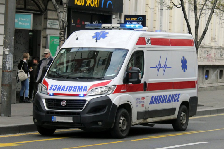 STRAŠAN SUDAR KOD TIRŠOVE U BEOGRADU! Prednji deo automobila potpuno uništen, Hitna pomoć na terenu!