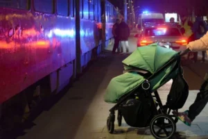 STRAVIČNA SCENA NA KALEMEGDANU, BEOGRAĐANI U ŠOKU! Tramvaj zakačio kolica sa bebom, ona odletela!