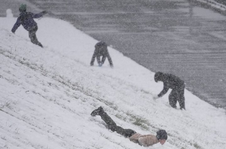 SVE JE ZAVEJANO! Sneg i dalje pada, temperatura -1°C: U ovim delovima Srbije ZIMA se ne predaje