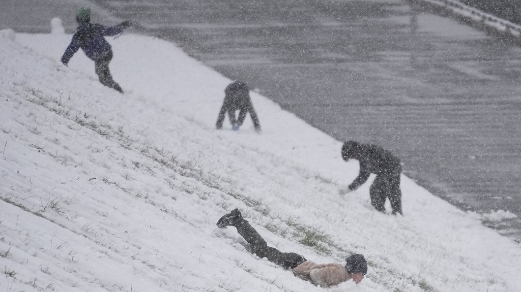 SVE JE ZAVEJANO! Sneg i dalje pada, temperatura -1°C: U ovim delovima Srbije ZIMA se ne predaje