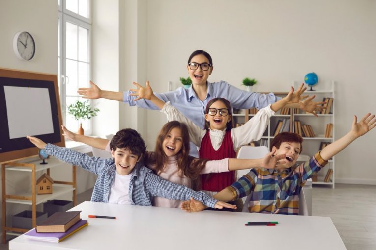 SVEČARSKI! KONAČNO SVI NA OKUPU! Evo koji dani ŠKOLSKOG RASPUSTA se poklapaju sa neradnim danima!