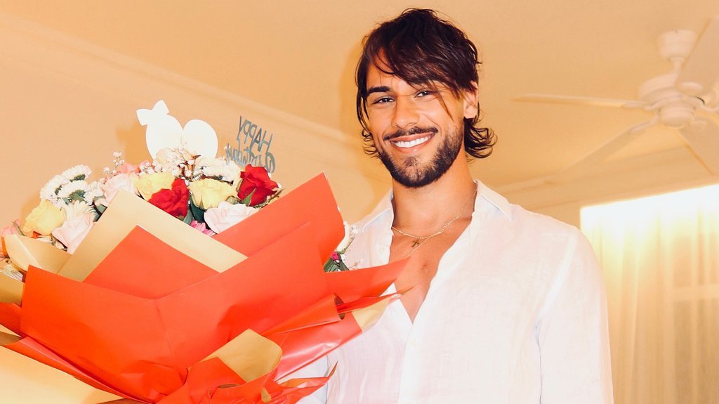 Slavlje kod Gudelja! Dragi podelio radost, pokazao devojku, na krevetu oko nje latice ruža: Blagoslov je moj!