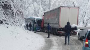 Sneg prekrio i puteve: Bez zimske opreme ne krećite ka ovim delovima Srbije