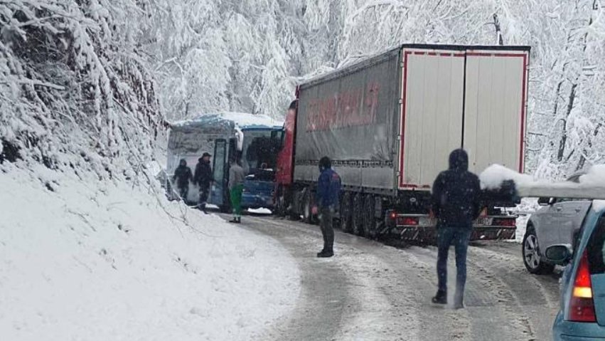 Sneg prekrio i puteve: Bez zimske opreme ne krećite ka ovim delovima Srbije