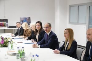 "TREBA NAM VIŠE OVAKO USPEŠNIH KOMPANIJA!" Premijer Macut u poseti "Hemofarmu"! (FOTO)