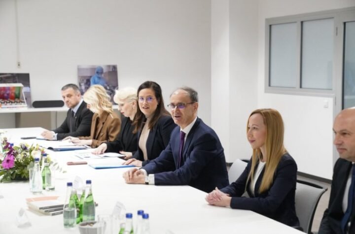 "TREBA NAM VIŠE OVAKO USPEŠNIH KOMPANIJA!" Premijer Macut u poseti "Hemofarmu"! (FOTO)