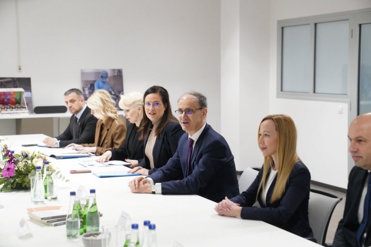 "TREBA NAM VIŠE OVAKO USPEŠNIH KOMPANIJA!" Premijer Macut u poseti "Hemofarmu"! (FOTO)