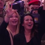 TRI PRSTA I ŠIROK OSMEH! Nikolić i Božić zajedno na skupu SNS u Beogradskoj areni (FOTO)