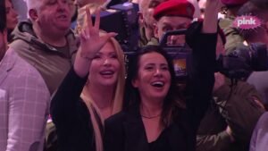 TRI PRSTA I ŠIROK OSMEH! Nikolić i Božić zajedno na skupu SNS u Beogradskoj areni (FOTO)