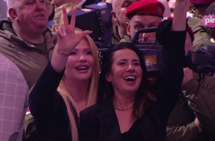 TRI PRSTA I ŠIROK OSMEH! Nikolić i Božić zajedno na skupu SNS u Beogradskoj areni (FOTO)