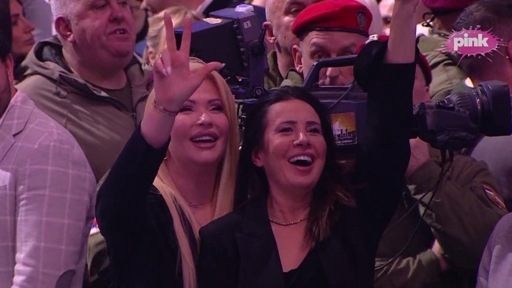 TRI PRSTA I ŠIROK OSMEH! Nikolić i Božić zajedno na skupu SNS u Beogradskoj areni (FOTO)