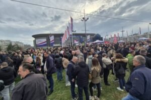 TROBOJKE SE VIJORE, SVE JE SPREMNO ZA VELIKI SKUP! Arena već puna, stigla velika podrška predsedniku Vučiću! (FOTO)