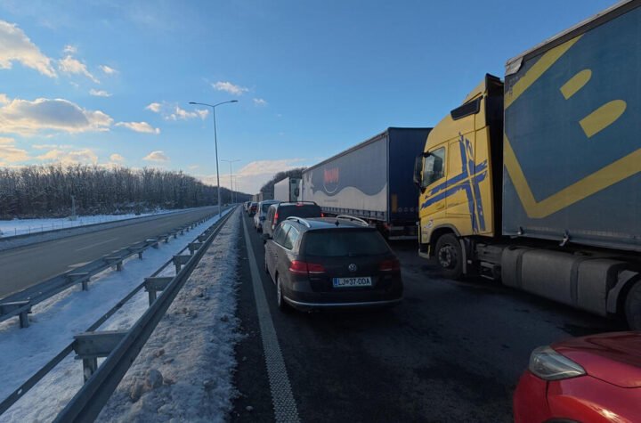 Teretnjaci čekaju tri sata na izlazu iz Srbije na prelazu Batrovci