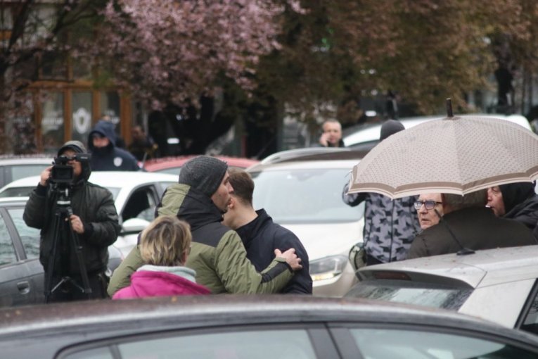 UHAPŠEN POMAHNITALI BLOKADER IZ OBRENOVCA! U Aranđelovcu krvnički tukao žene i otimao im telefone: Prizor je bio mučan, jedna završila u bolnici nakon jezive torture!