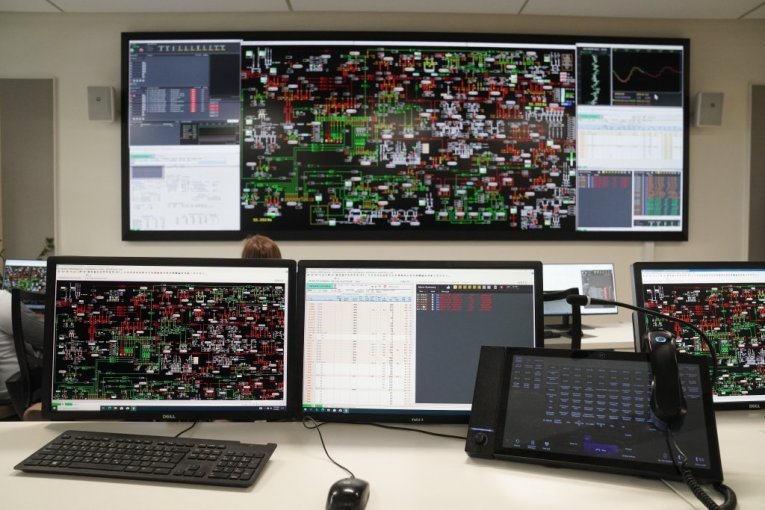 Vučić obišao dispečerski centar EMS