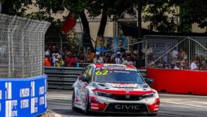 AUTOMOBIL IZLETEO SA STAZE I UBIO MLADIĆA (25): Jezive scene, auto se prevrtao i uleteo u publiku, trka odmah prekinuta