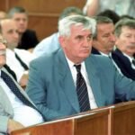 BIVŠI MINISTAR PUCAO SEBI U GLAVU ISPRED DOMA NARODNE SKUPŠTINE SRBIJE! Saborcu dao TRI PISMA, okrenuo se i ispalio hitac zbog HAGA!