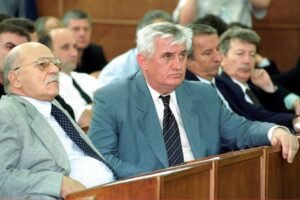 BIVŠI MINISTAR PUCAO SEBI U GLAVU ISPRED DOMA NARODNE SKUPŠTINE SRBIJE! Saborcu dao TRI PISMA, okrenuo se i ispalio hitac zbog HAGA!