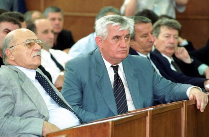 BIVŠI MINISTAR PUCAO SEBI U GLAVU ISPRED DOMA NARODNE SKUPŠTINE SRBIJE! Saborcu dao TRI PISMA, okrenuo se i ispalio hitac zbog HAGA!