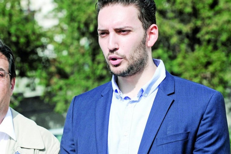 BLOKADERI SE "POKLAŠE" MEĐUSOBNO! Neviđeni rat u redovima opozicije - "časte se" najsočnijim uvredama i psovkama! (FOTO)