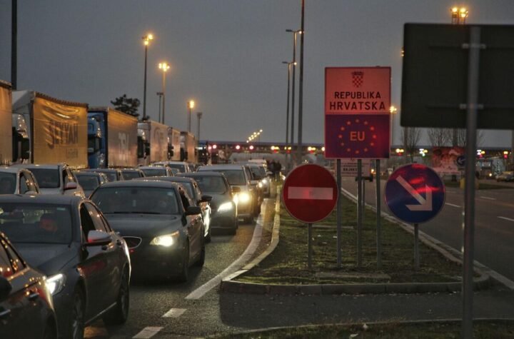 Batrovci ne pamte ovakvu gužvu: Spremite se dobro, kolone su ogromne