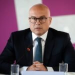 ČIST POLITIČKI GOVOR S BALKONA REKTORATA! Lider SNS Vučević o Đokićevoj zloupotrebi Univerziteta!